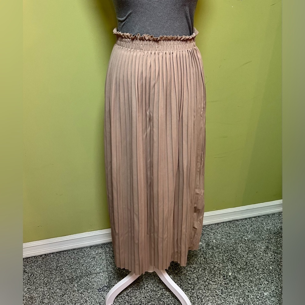 Bundle of 2 Unlined Scuba Pleated Skirts - Beige & Black, One Size Fits All - Picture 10 of 17